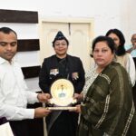 शौर्य दिवस पर जिलाधिकारी ने शहीदों के परिवार वालों को किया सम्मानित