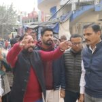 हिमांशु गुप्ता ने किया टूटी सड़कों को लेकर प्रदर्शन