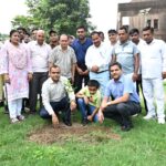 हरिद्वार जिलाधिकारी ने पौधा लगाकर मनाया हरेला पर्व